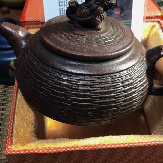 紫砂茶壶原矿泥料手工制作的紫砂壶。