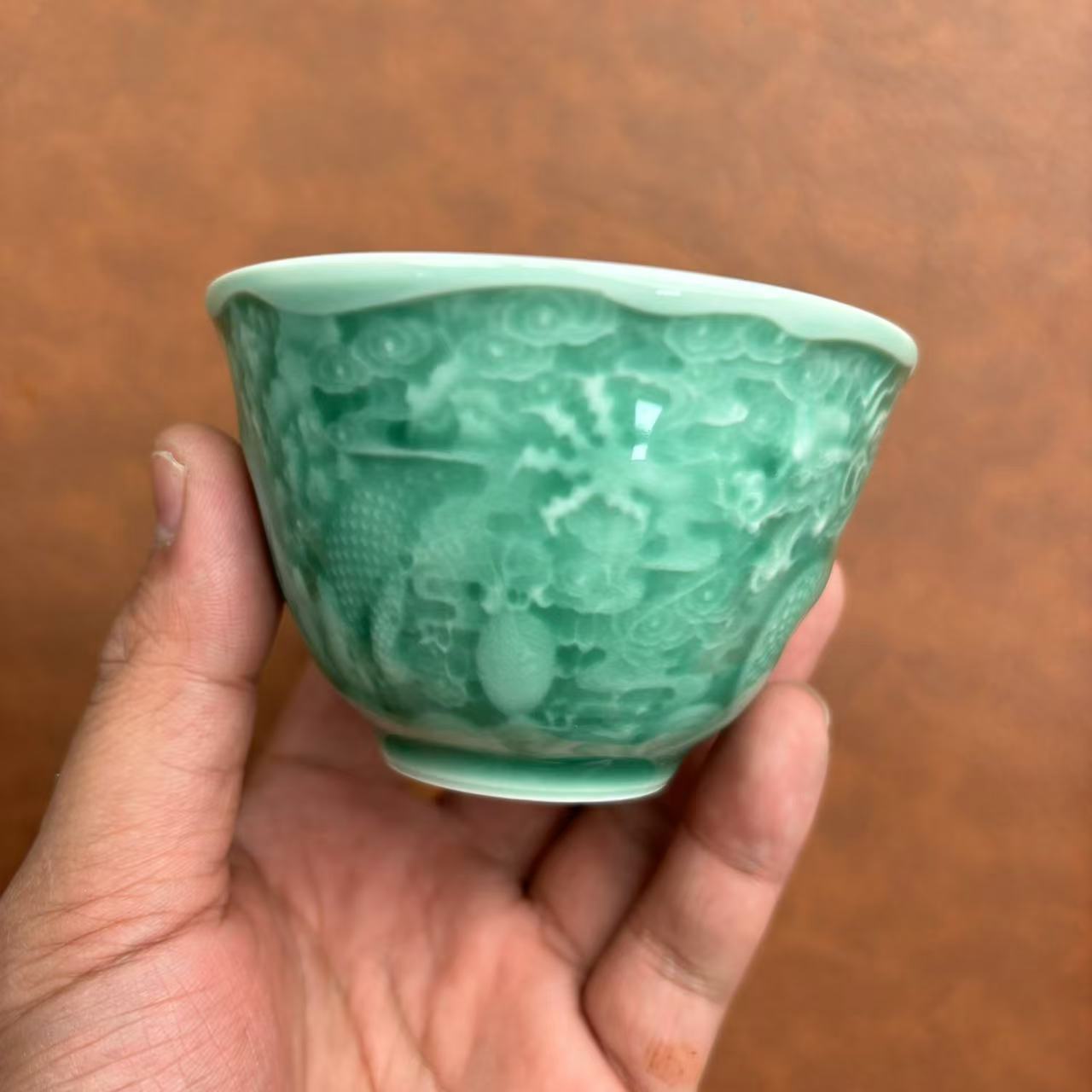 青花堆雕龙纹茶杯