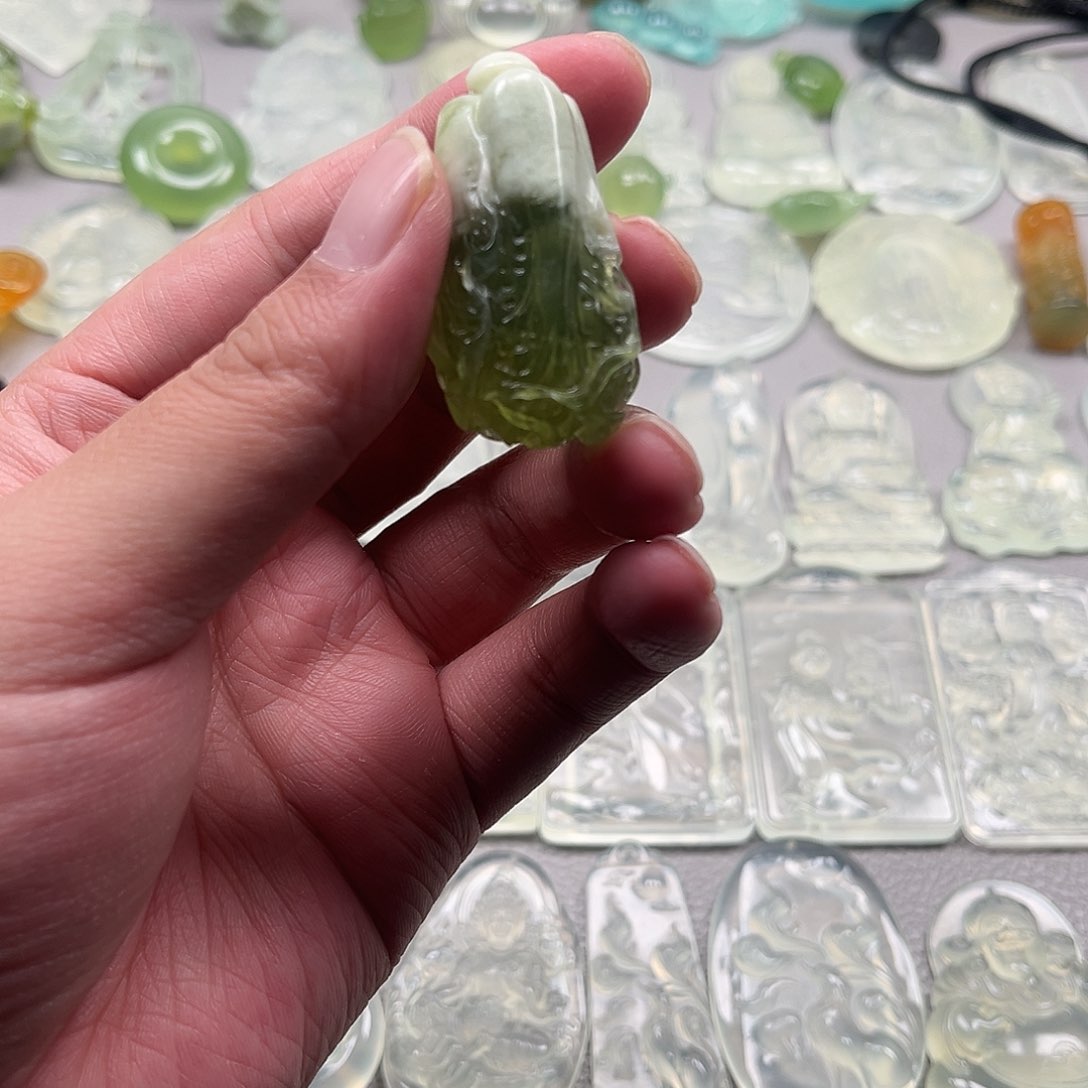 蛇纹石玉颈饰未镶嵌