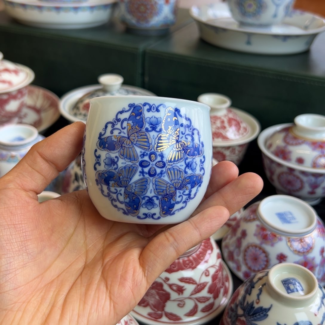 H冉月观隐描金团蝶缸杯