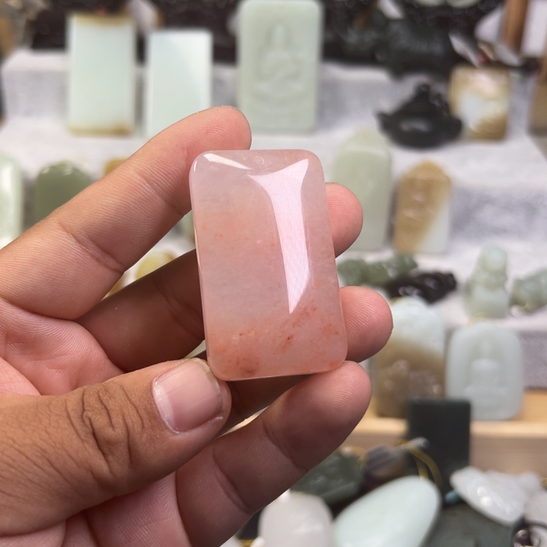 石英质玉（金丝玉）颈饰未镶嵌