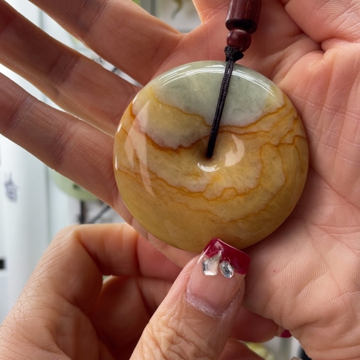 蛇纹石玉颈饰合金卢****情