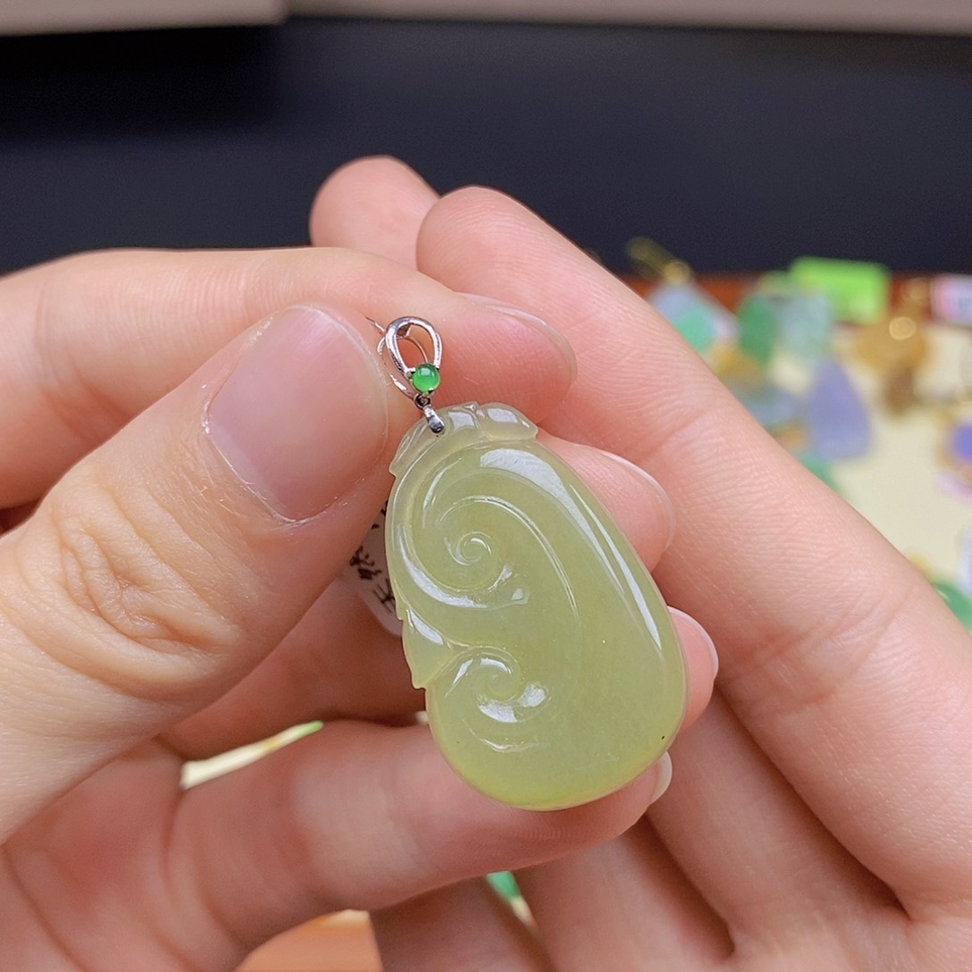 翡翠颈饰18K金镶嵌翡翠