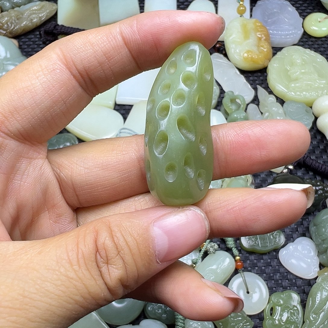 和田玉未镶嵌吊坠(不含链)微瑕漏（卡42