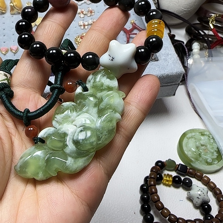 M***H蛇纹石玉未镶嵌颈饰