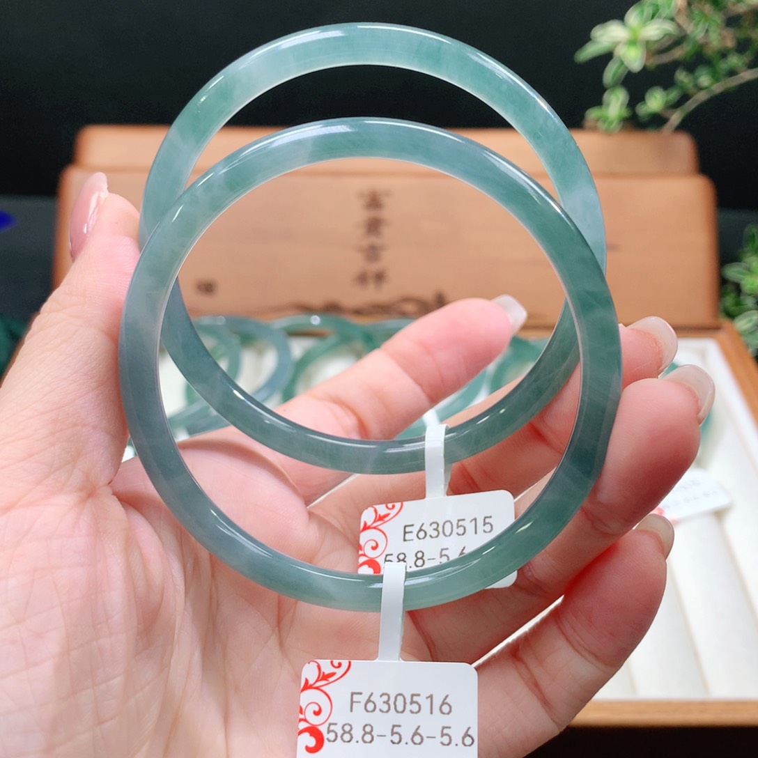 翡翠手镯未镶嵌天然