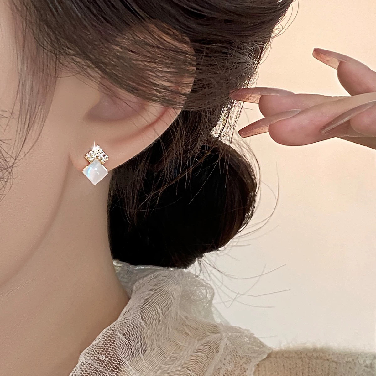 新款法式白贝几何蚊香盘耳夹干练高级感耳饰百搭通勤