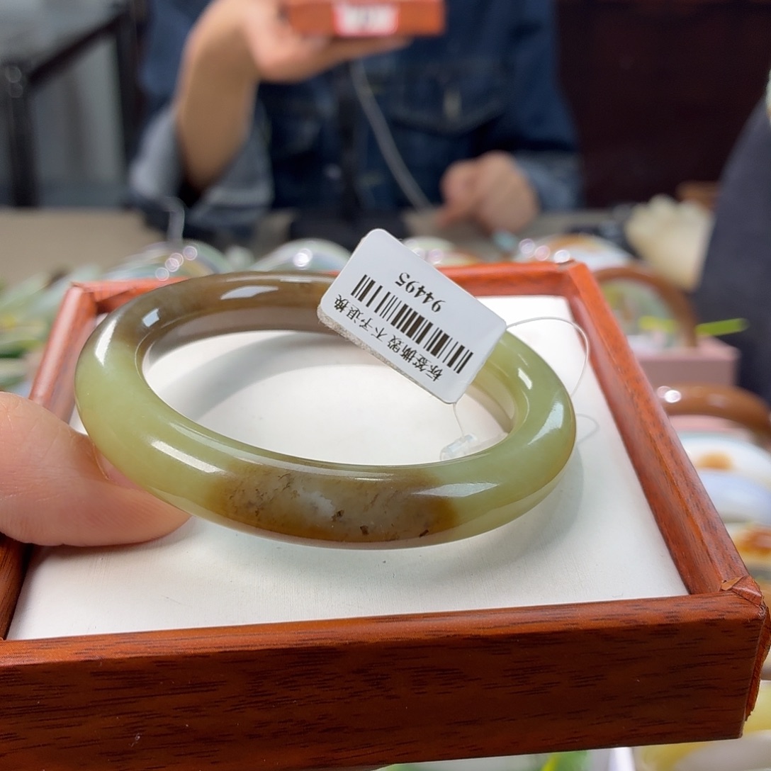 和田玉手镯未镶嵌30。 55/56