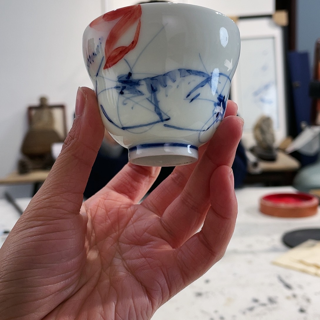 杯萧御画虾陶瓷作品