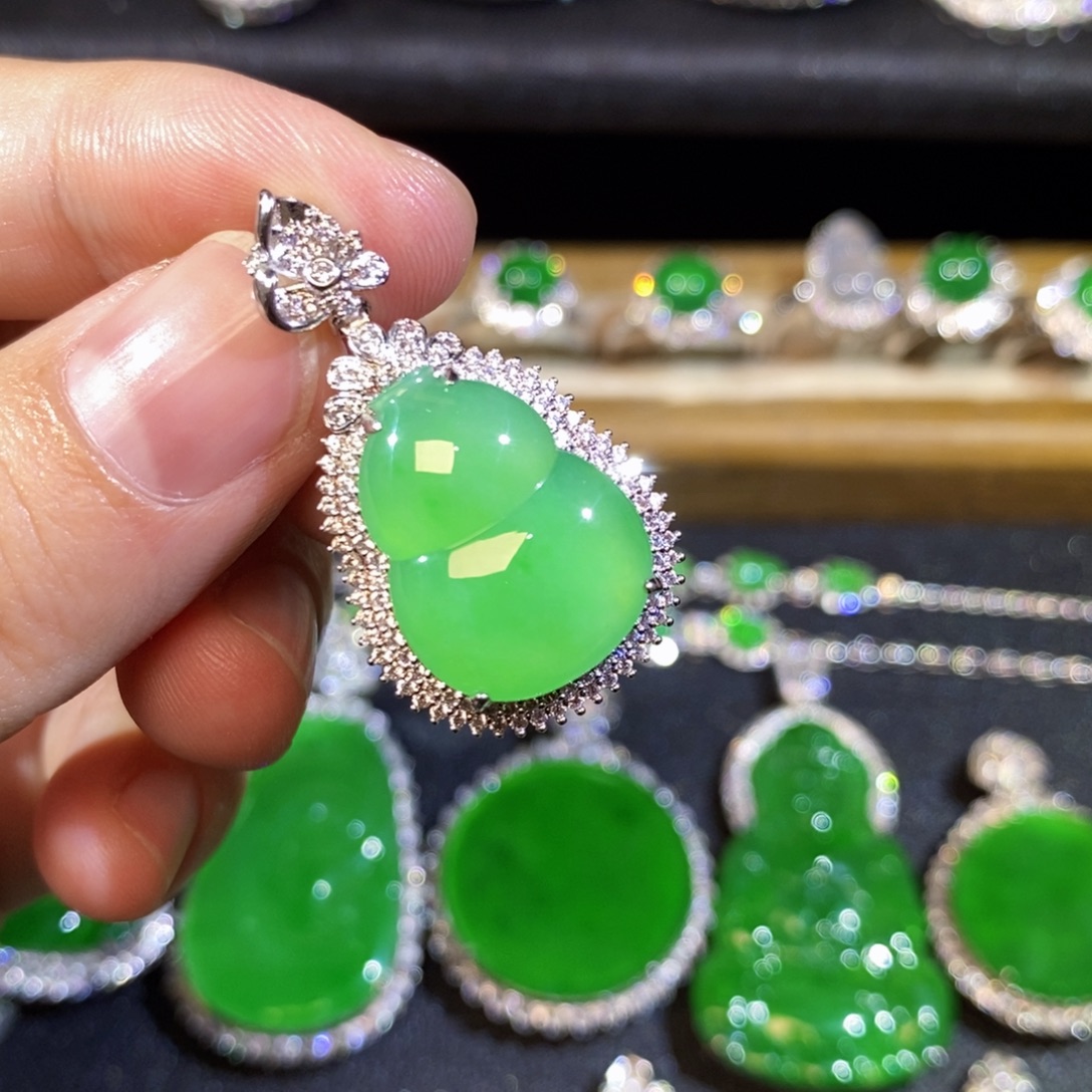 翡翠18K金镶嵌颈饰