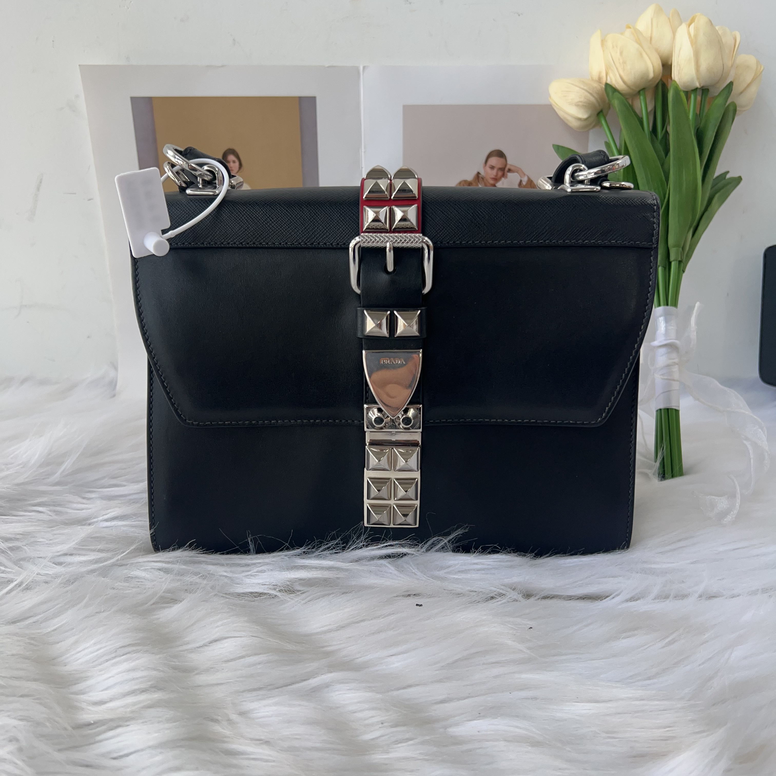95新 Prada/普拉达 prada 百搭款黑银铆钉单肩包