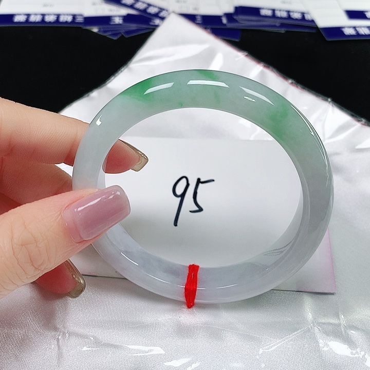 翡翠手镯未镶嵌翡翠手镯未镶嵌