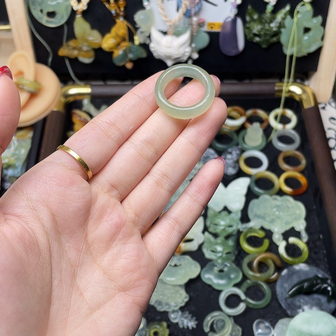 蛇纹石玉未镶嵌颈饰18.0