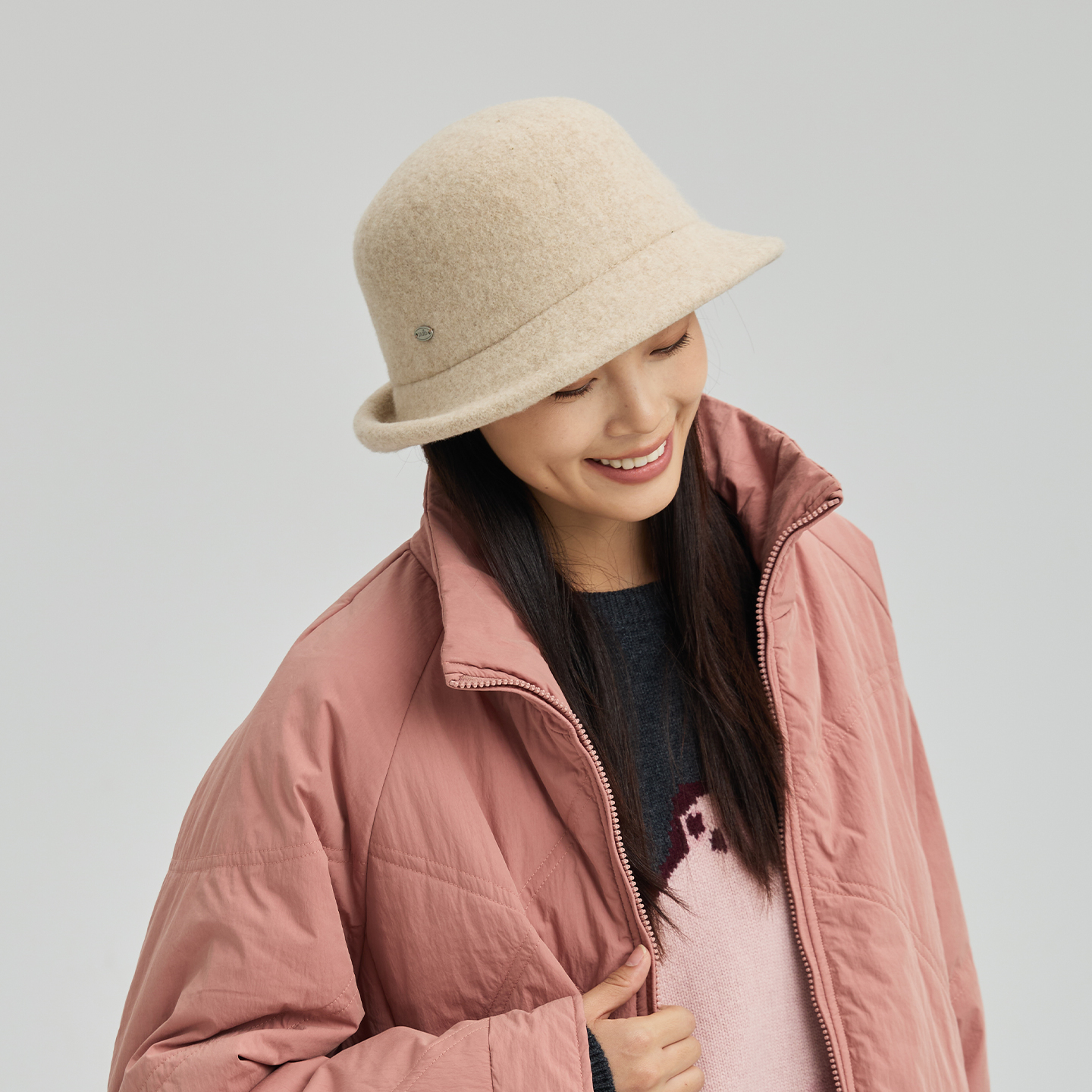 秋冬新款字母金属标羊毛渔夫帽女保暖护耳毛毡盆帽显脸小帽子