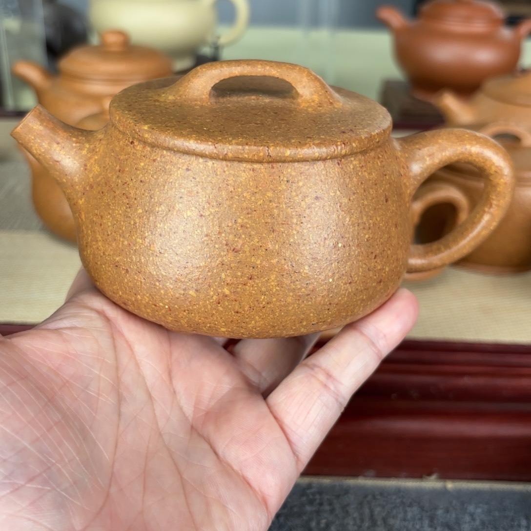 紫砂茶壶知*梨皮黄段宽口240
