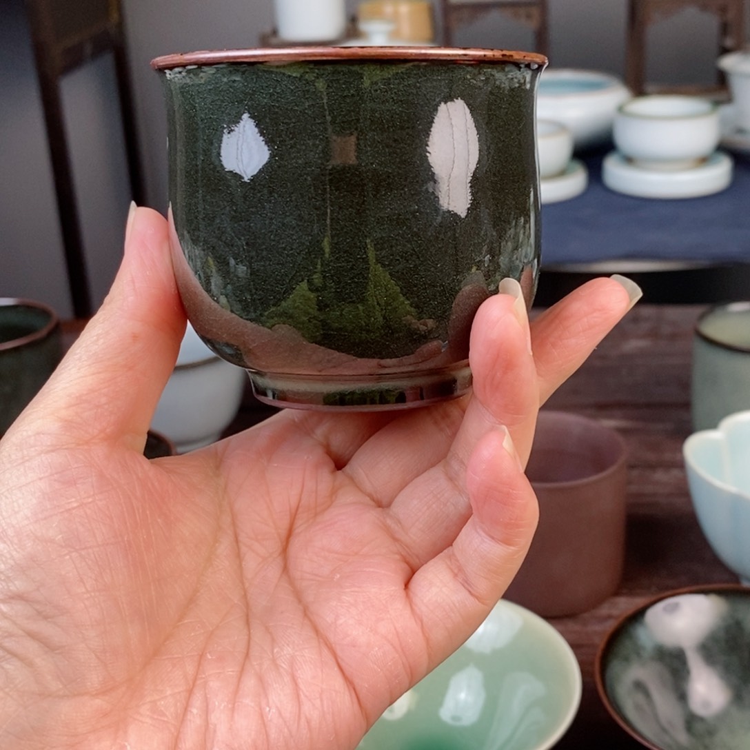 铁胎豆青捧杯 开片