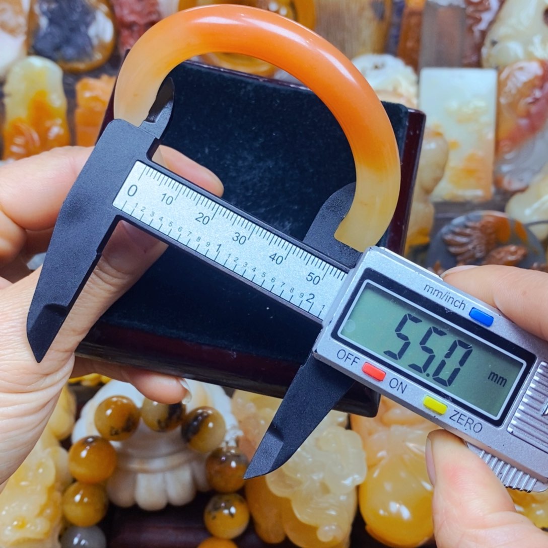 石英质玉（黄龙玉）颈饰未镶嵌