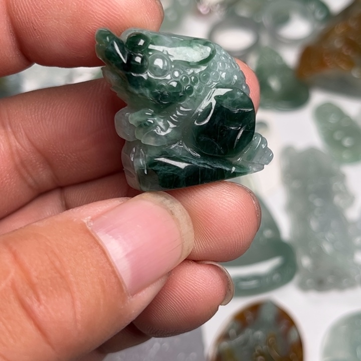 翡翠未镶嵌颈饰金蟾