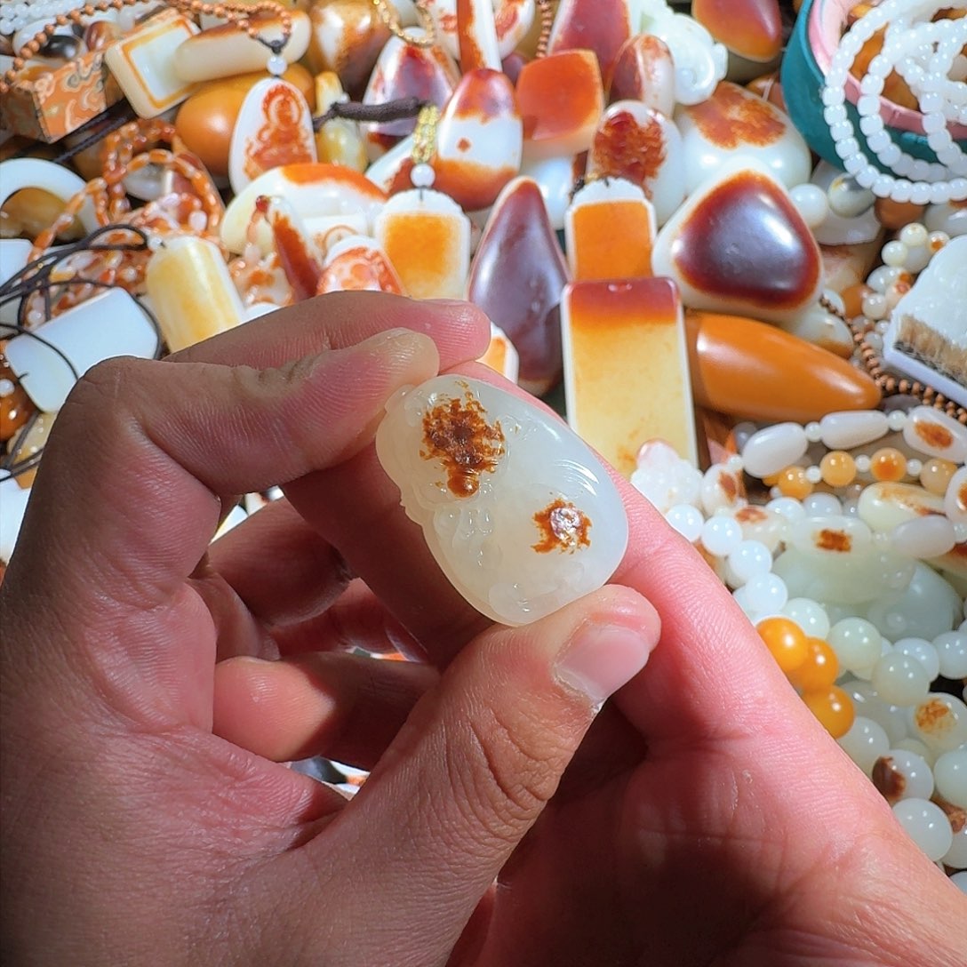 和田玉挂件未镶嵌阿*?