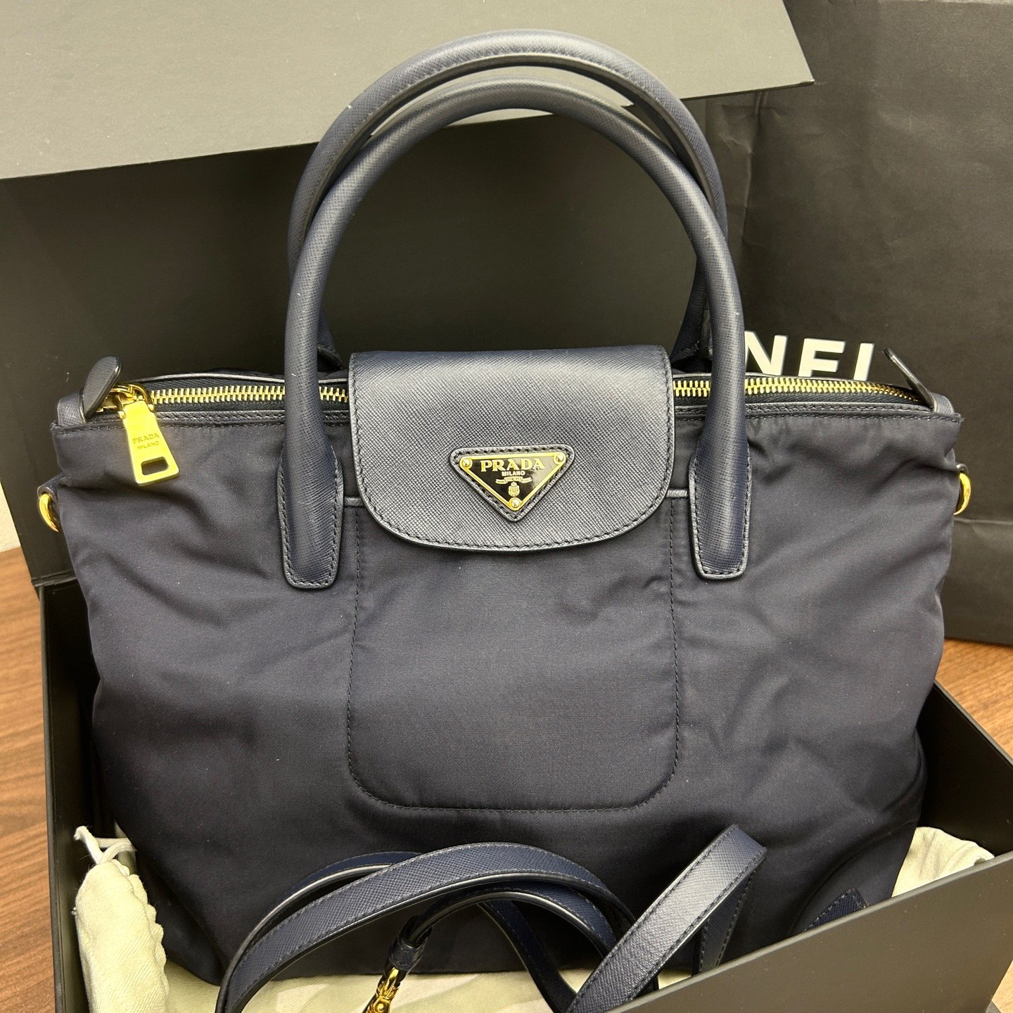 95新 Prada/普拉达 三角标尼龙拼十字纹牛皮黑色饺子包 底长30