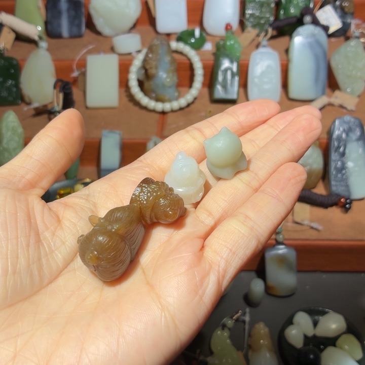 王***涛和田玉未镶嵌颈饰