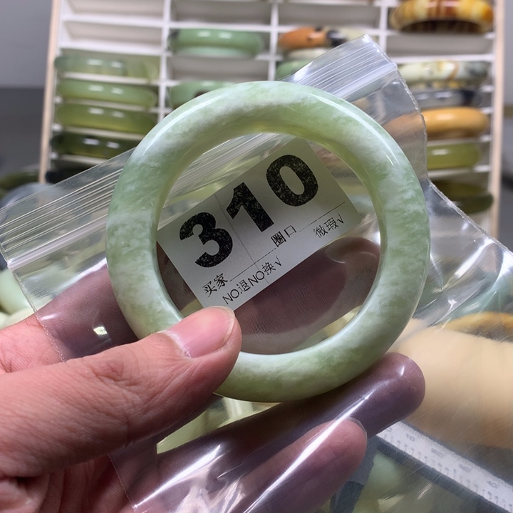 蛇纹石玉手镯未镶嵌亓**禾