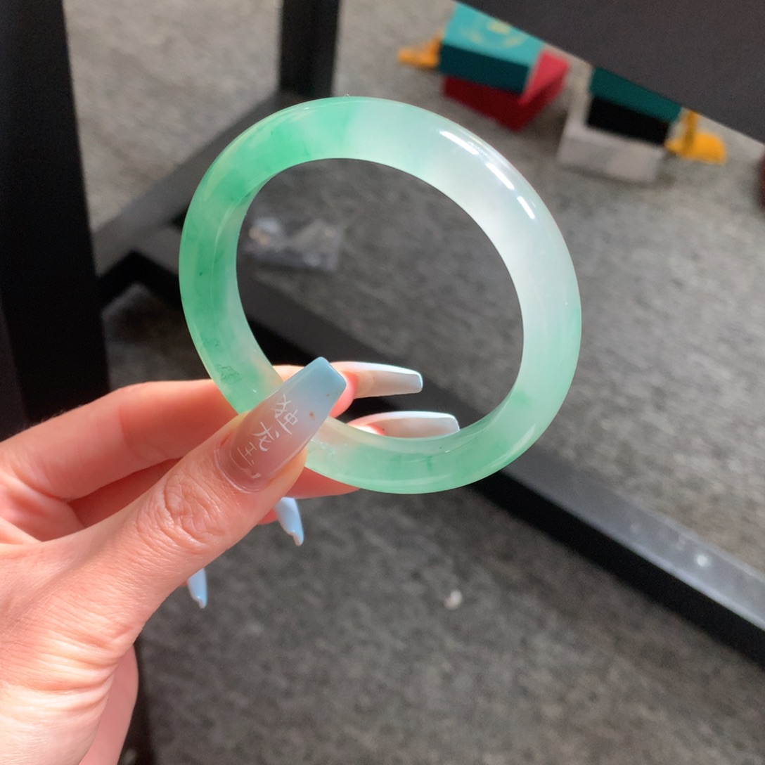 石英质玉手镯未镶嵌美**?