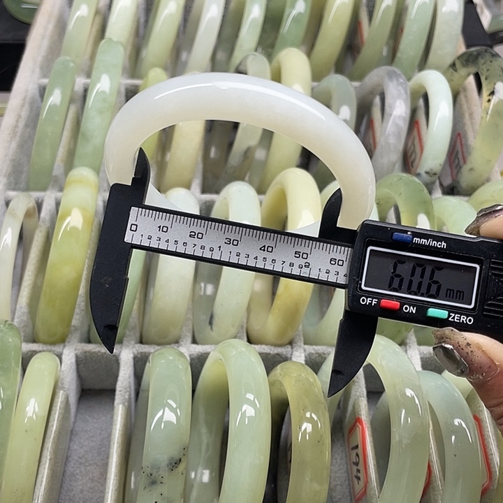 蛇纹石玉未镶嵌手镯198