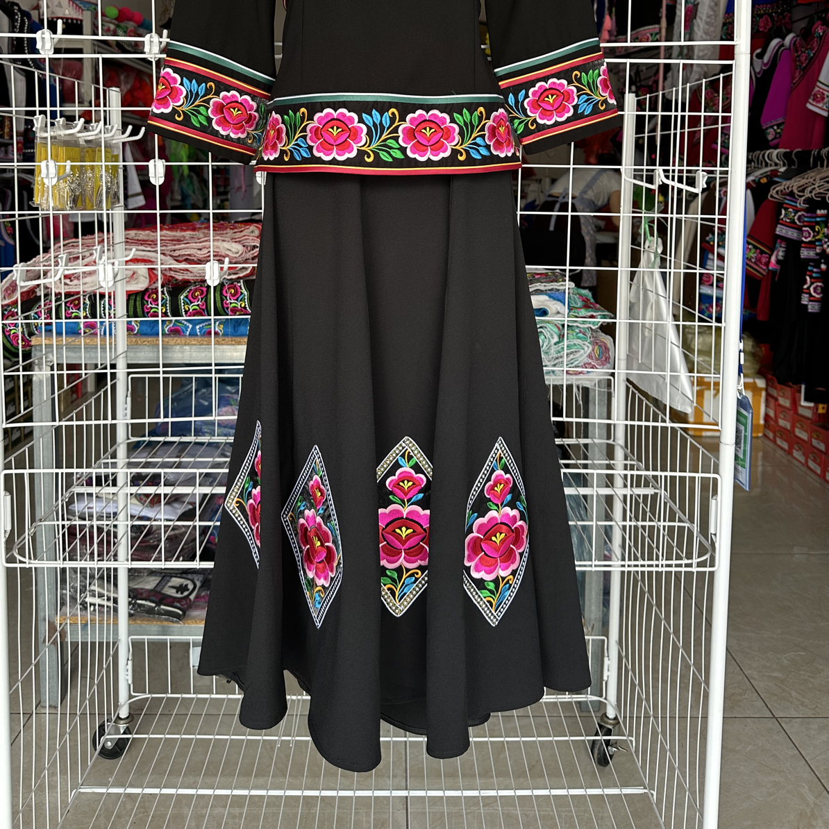 云南楚雄左脚舞八面裙民族风