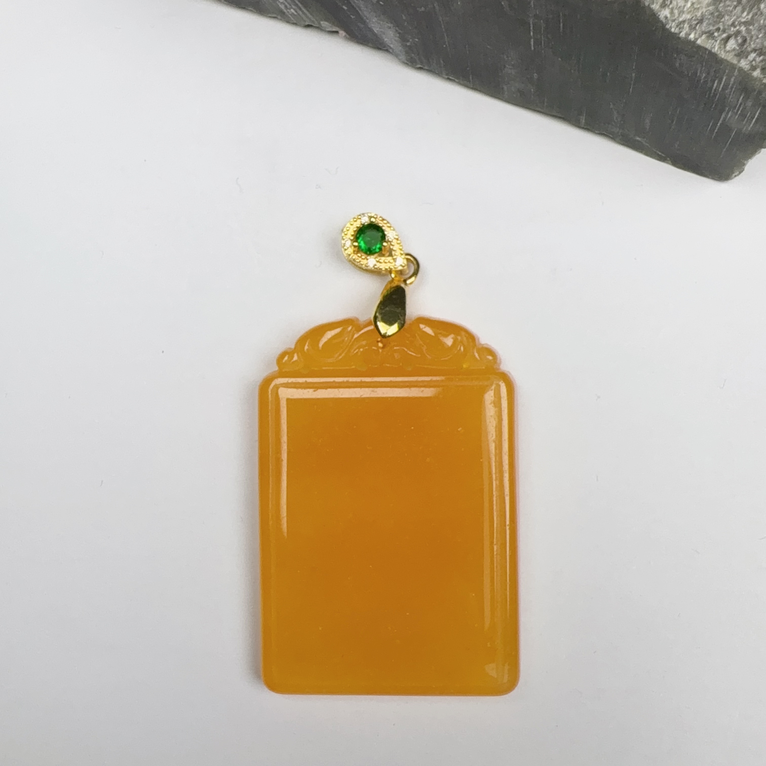 z77黄无事牌气质精美吊坠