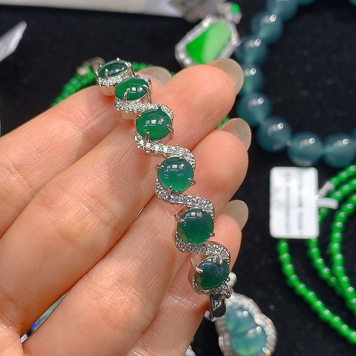 翡翠颈饰未镶嵌翡翠