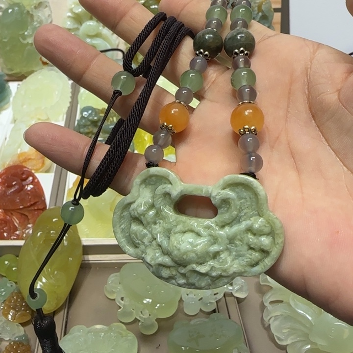 蛇纹石玉吊坠未镶嵌