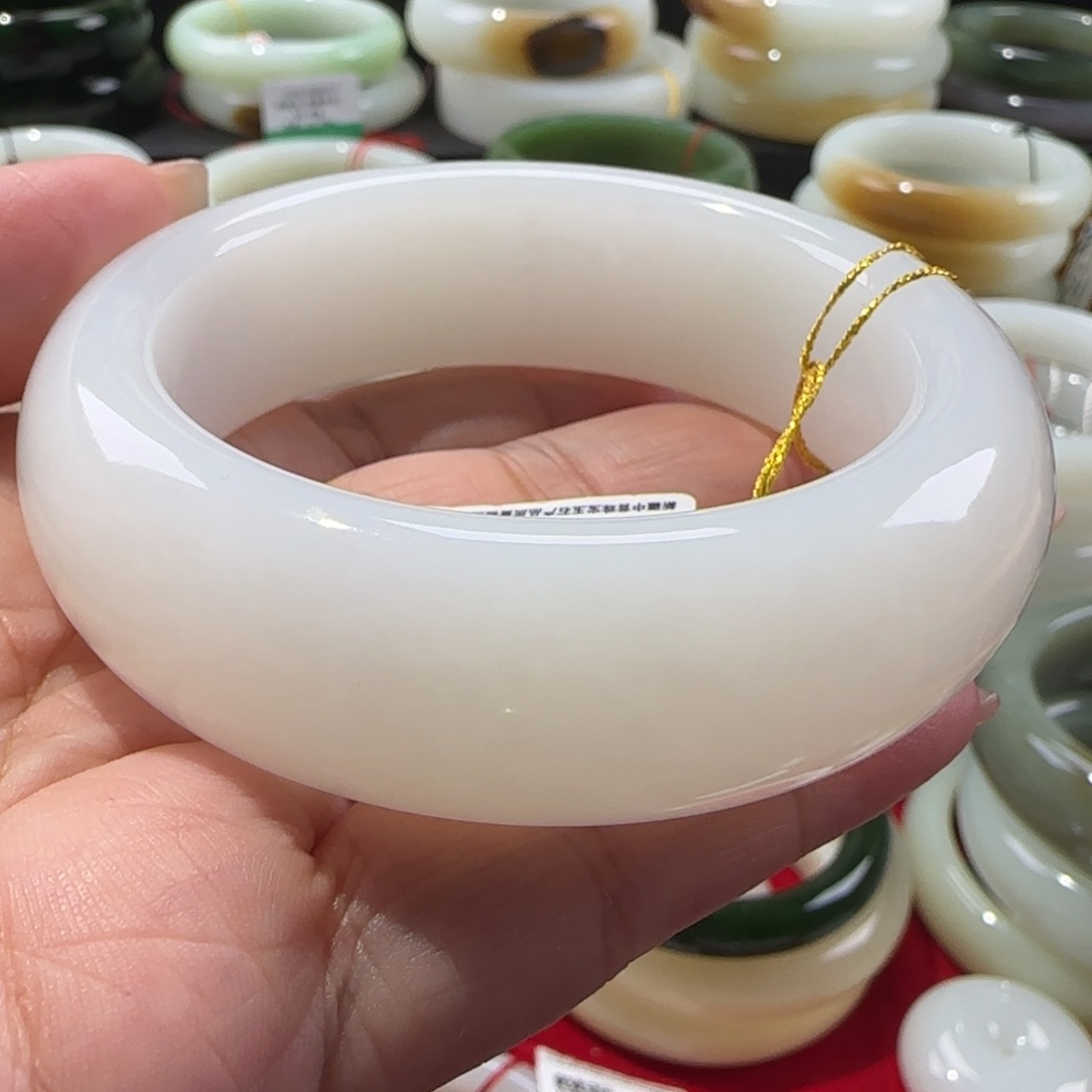 和田玉手镯未镶嵌糖*?