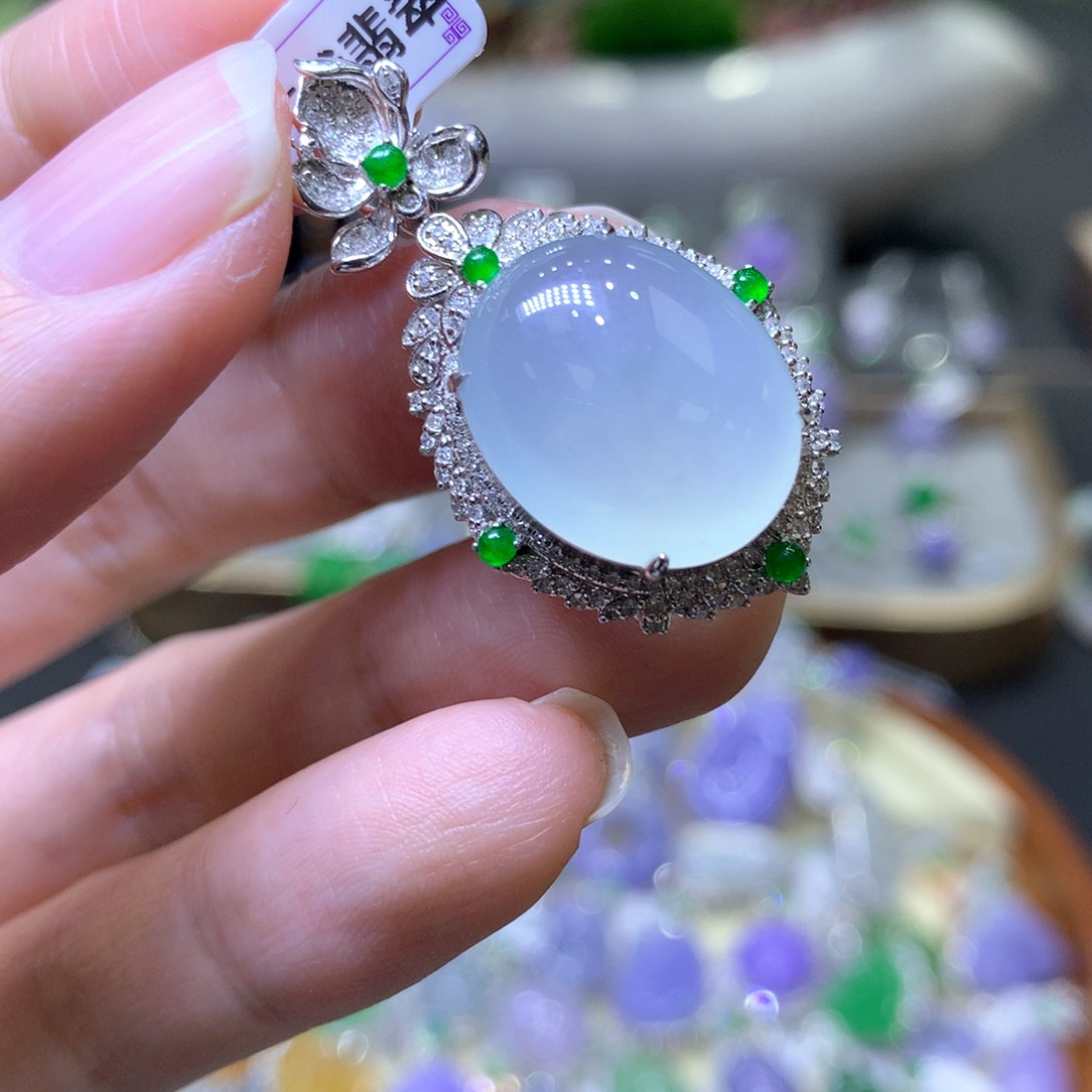 【闪购商品】翡翠颈饰18K金镶嵌翡翠吊坠项链