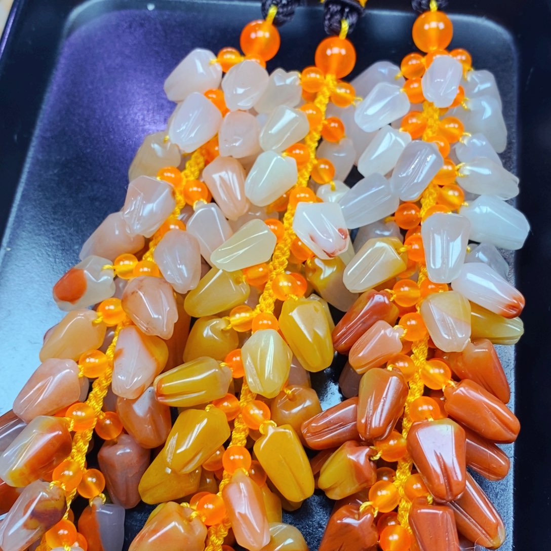 石英质玉（黄龙玉）未镶嵌颈饰