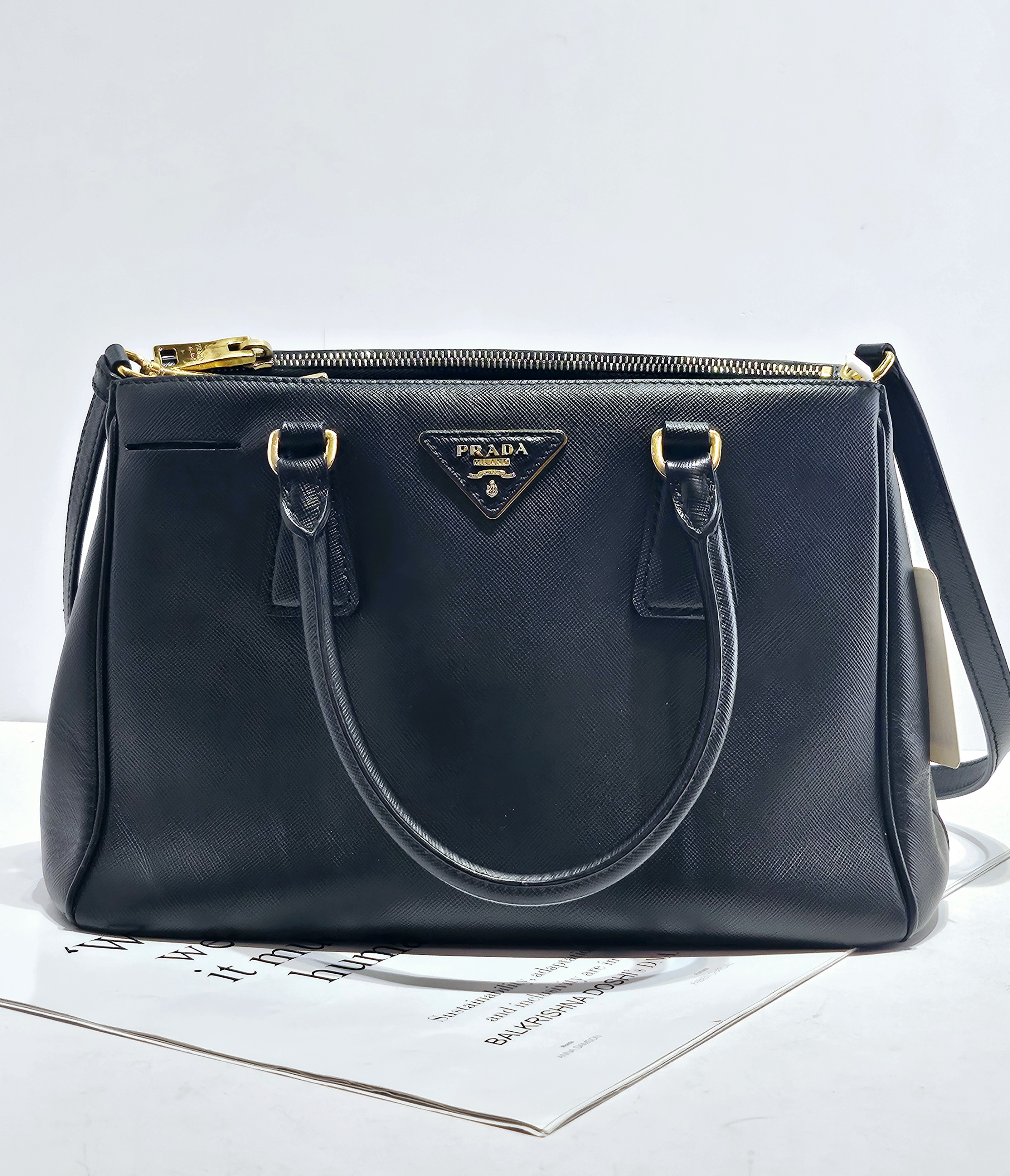 95新 Prada/普拉达  珍甄 杀手黑金中号斜挎包 30112