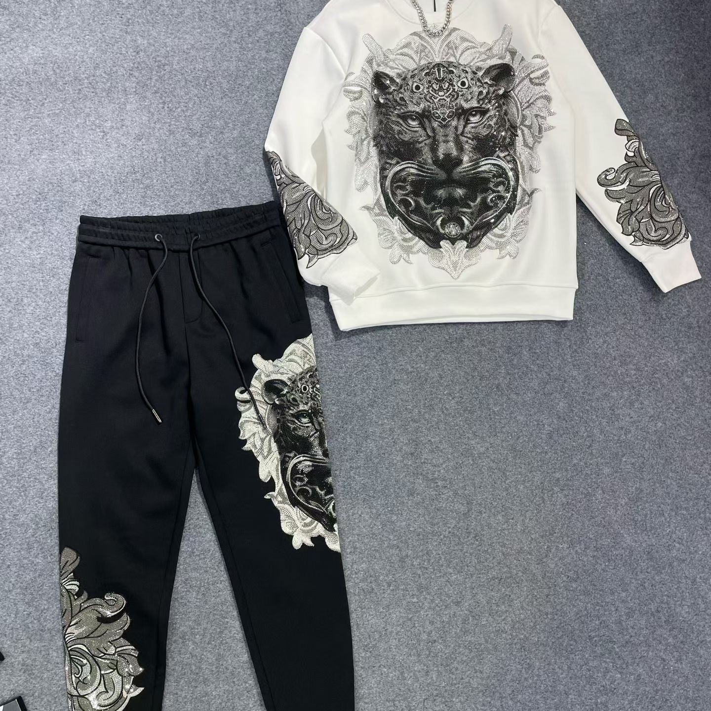    12138-139 冬季潮牌老虎重工满钻黑色圆领时尚情侣卫衣套装