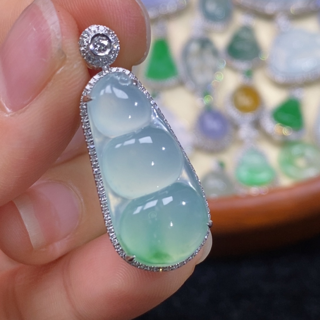 翡翠18K金镶嵌吊坠(赠链)