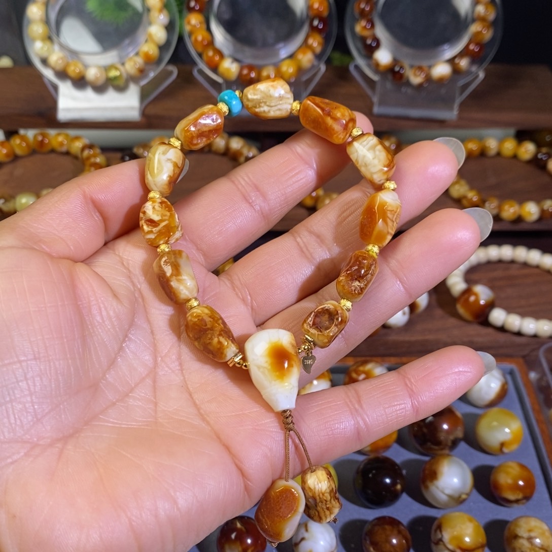 蜜蜡未镶嵌裸石天然沁色蜜蜡虎皮纹手持