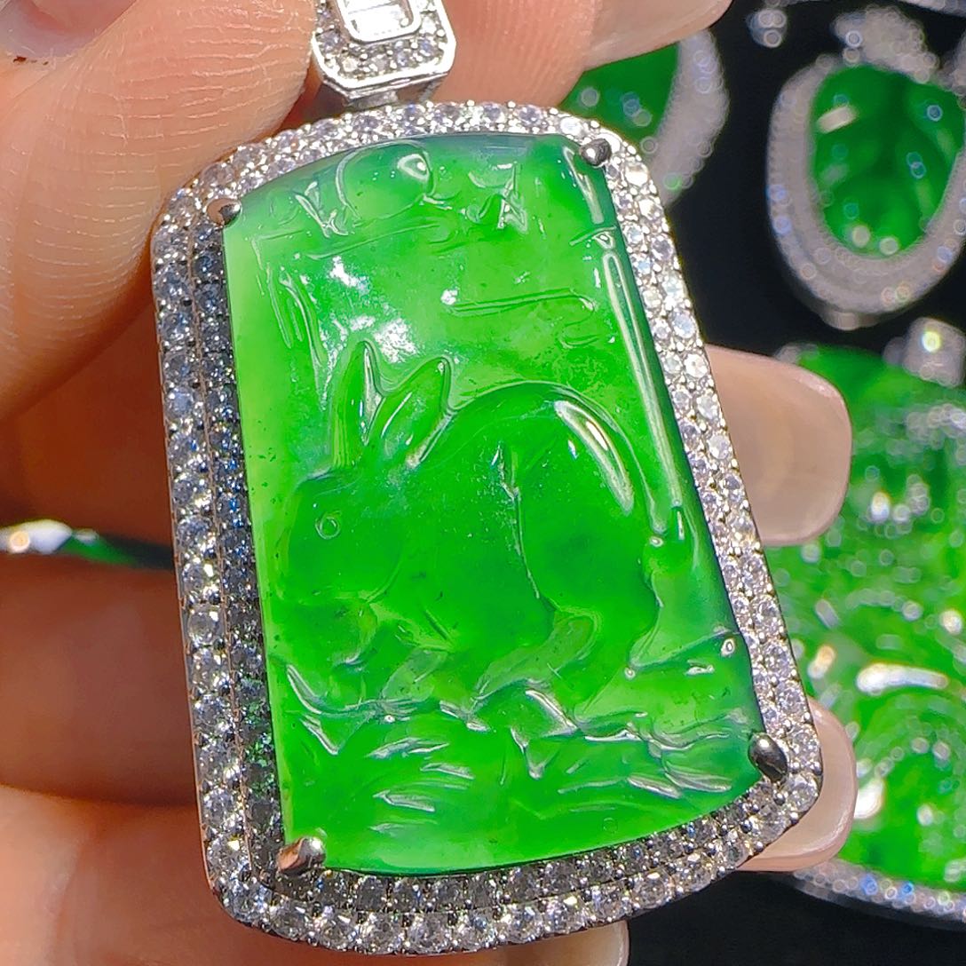 翡翠吊坠(赠链)未镶嵌