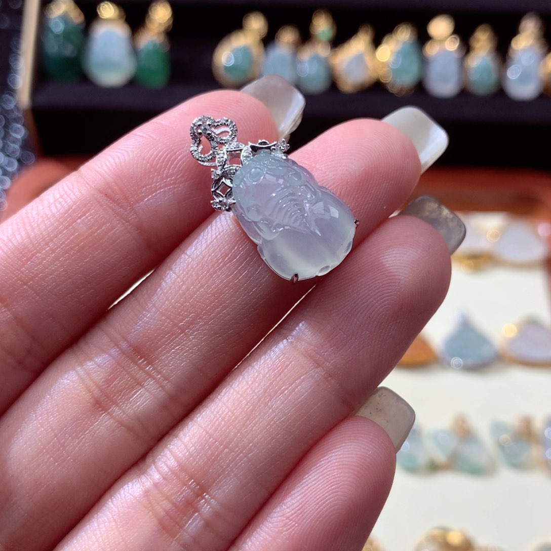 翡翠颈饰18K金镶嵌馒**的翡翠