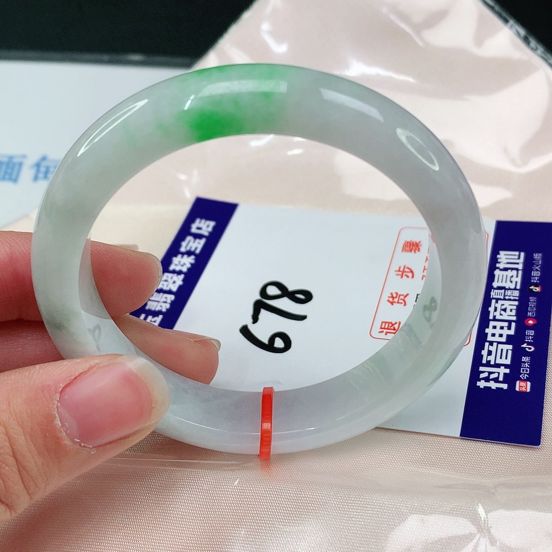 翡翠手镯未镶嵌翡翠