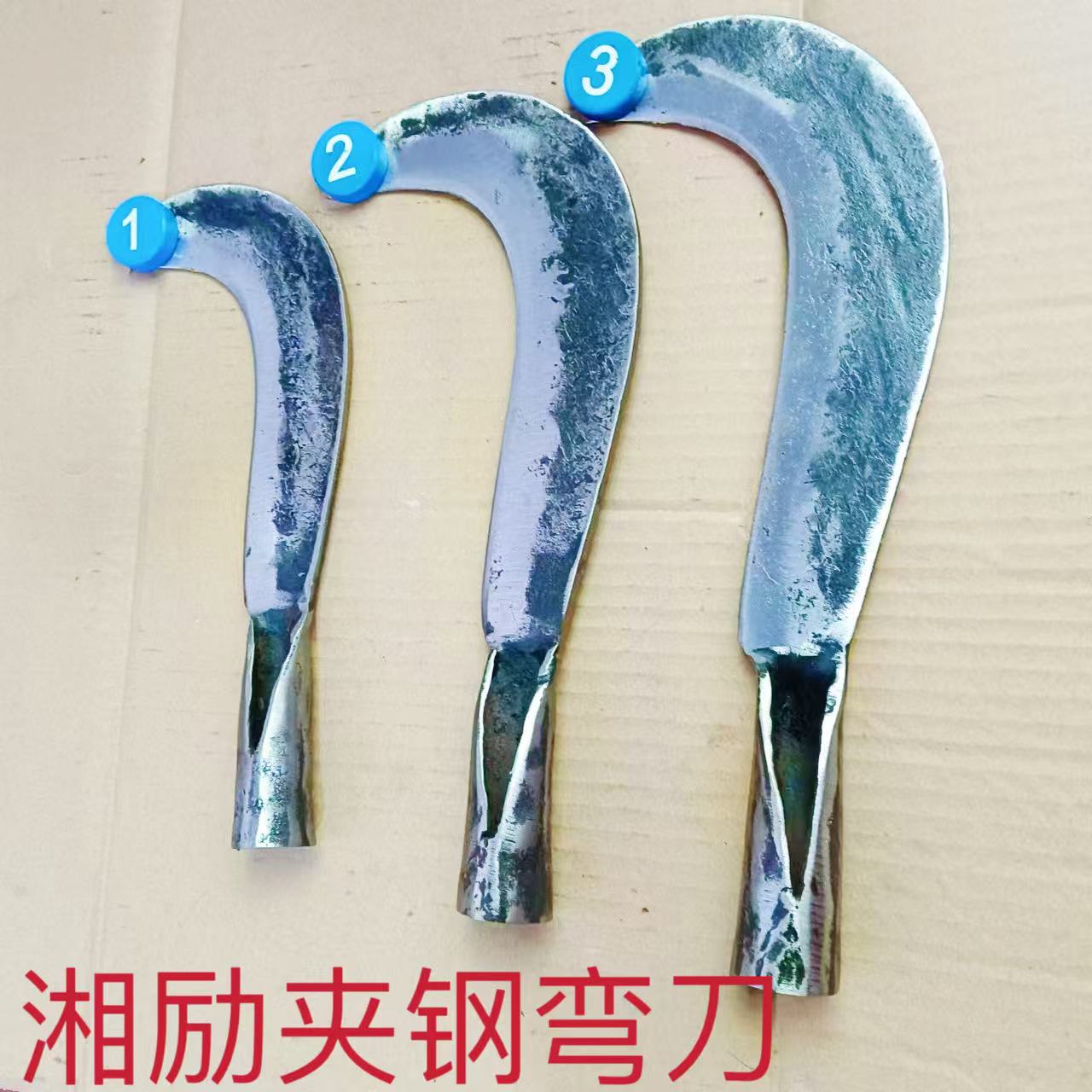 向铁匠手工锻打夹钢砍柴弯刀