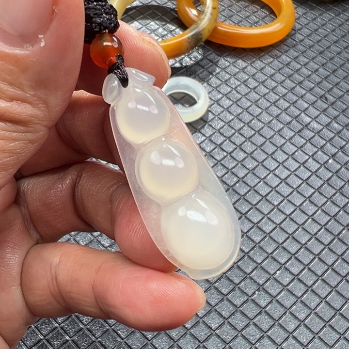 石英质玉（黄龙玉）颈饰未镶嵌