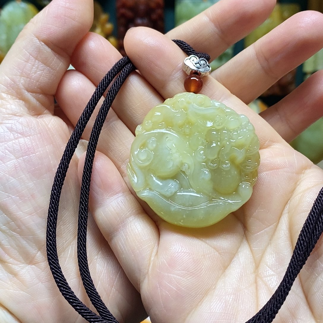 岫玉未镶嵌吊坠(赠链)