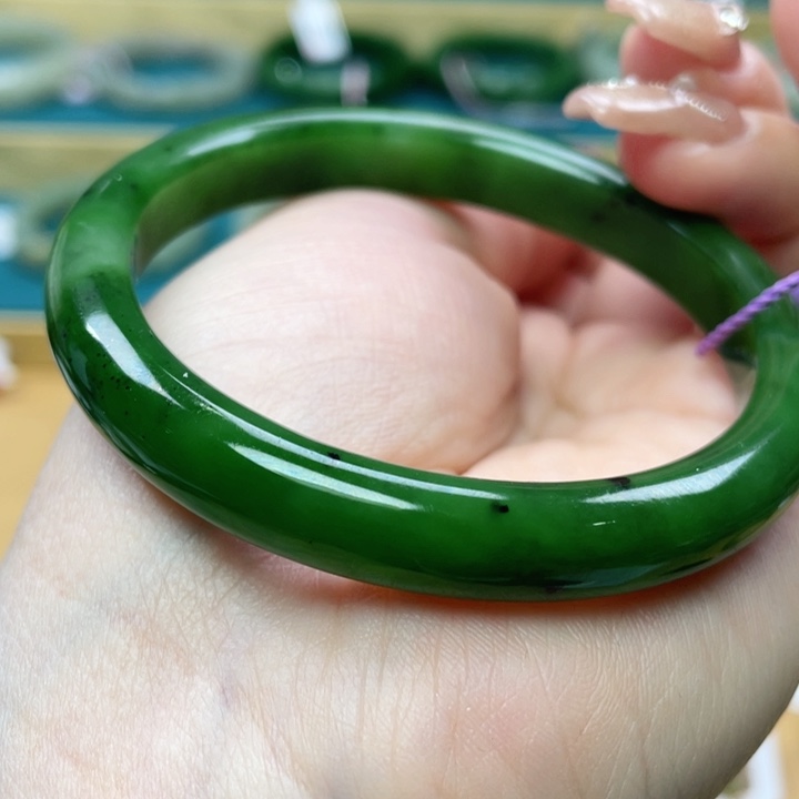 和田玉手镯59圈口。编号4未镶嵌