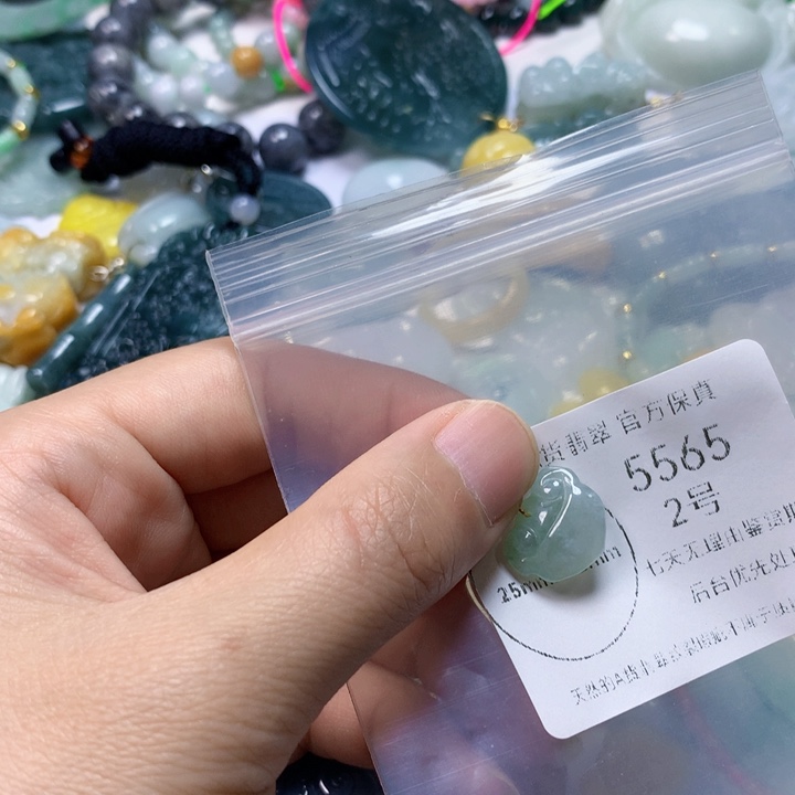 翡翠未镶嵌颈饰我