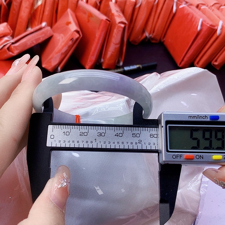 翡翠手镯未镶嵌191。  