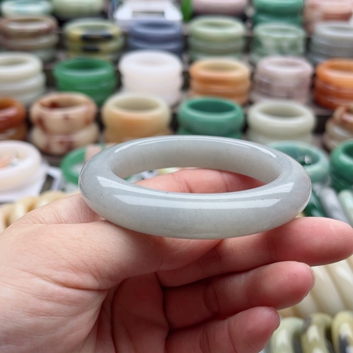 石英质玉手镯未镶嵌