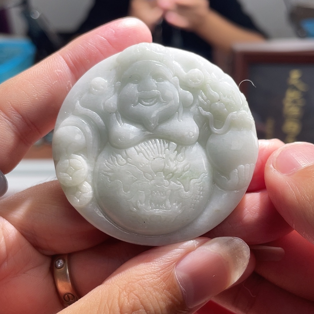 翡翠未镶嵌颈饰有裂